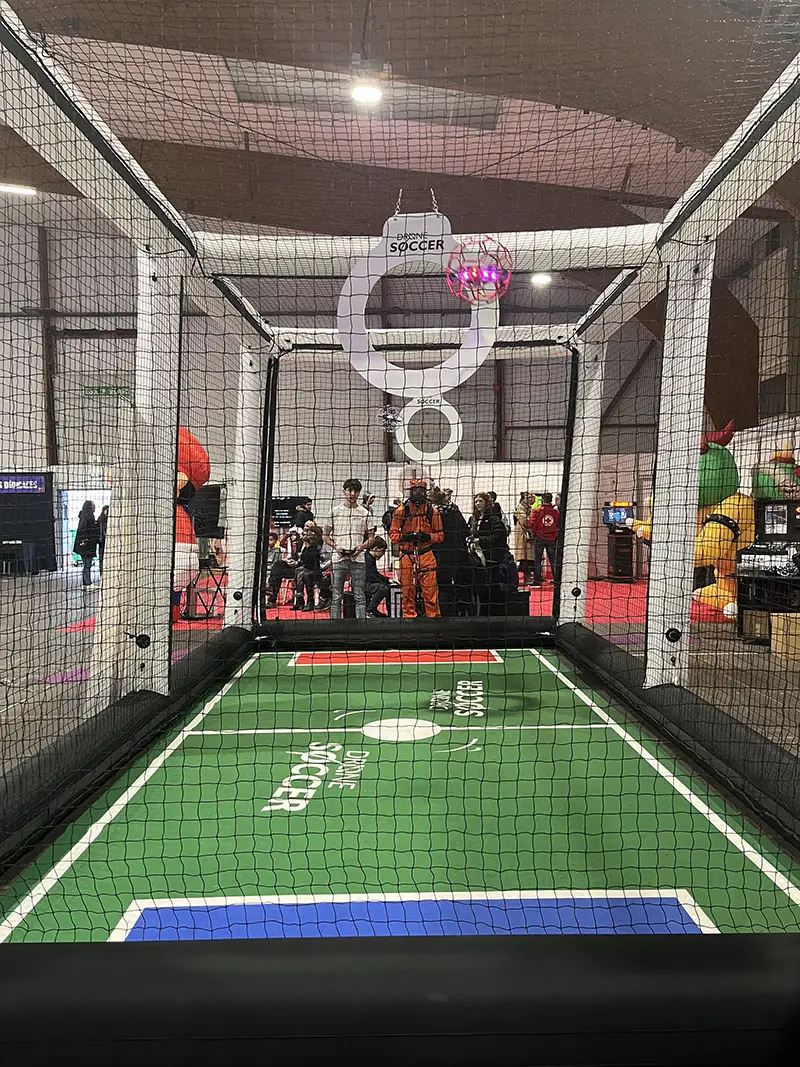 Participants découvrant une animation Drone Soccer