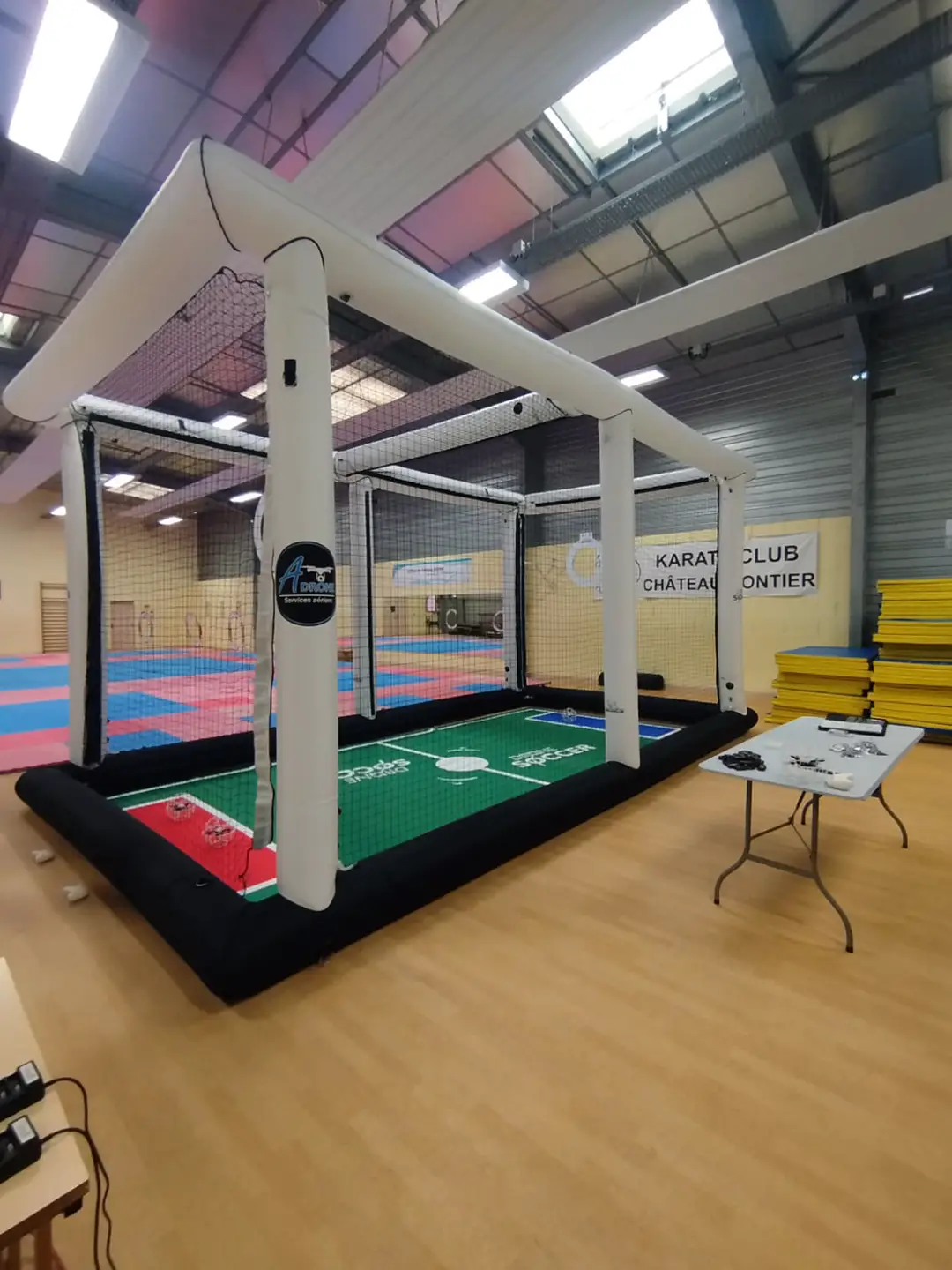 Arène gonflable de Drone Soccer installée en intérieur pour une animation sécurisée