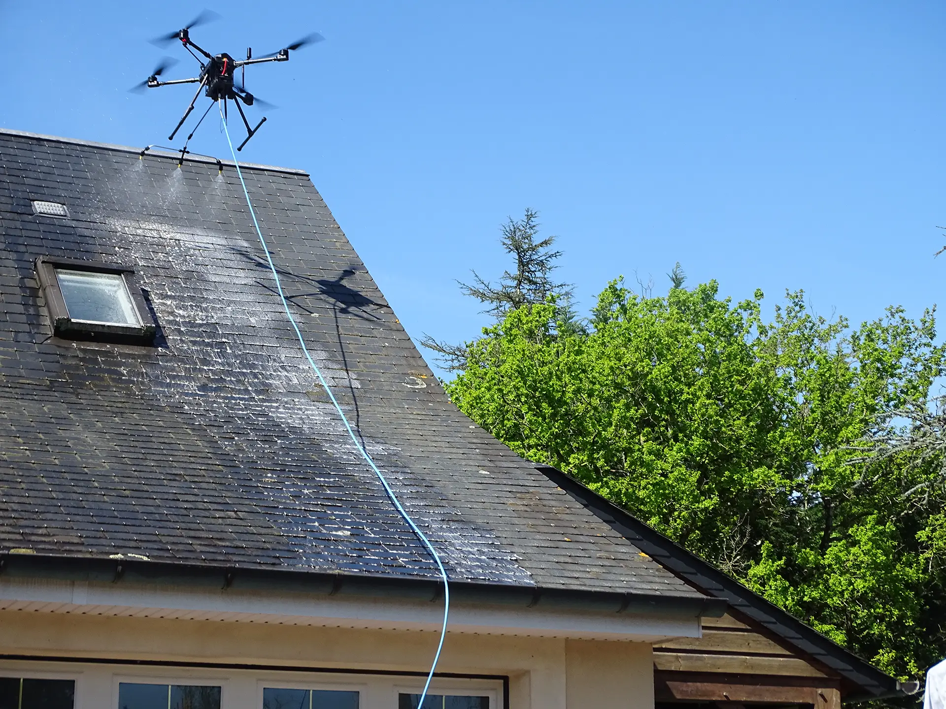 Démoussage de toiture par drone et perche télescopique en Sarthe