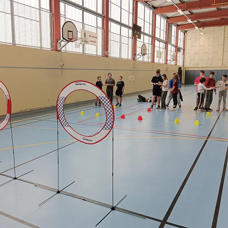 Élèves participant à un atelier drone soccer pédagogique en Pays de la Loire