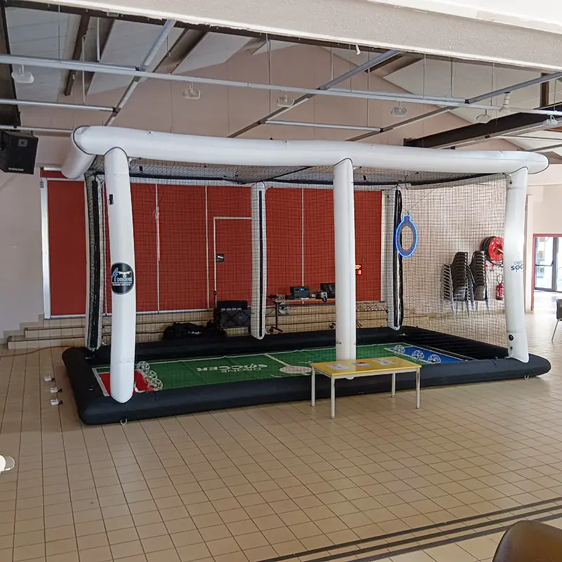Arène drone soccer installée lors d'un événement public en Pays de la Loire